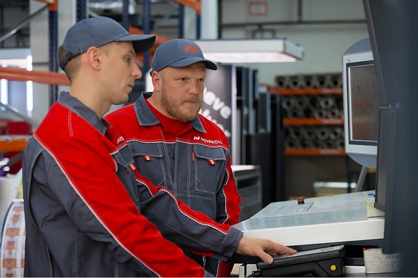 Сотрудники в производственном цехе